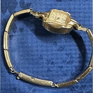Vintage Majestime 17 Jewels mechanical gold watch. Working